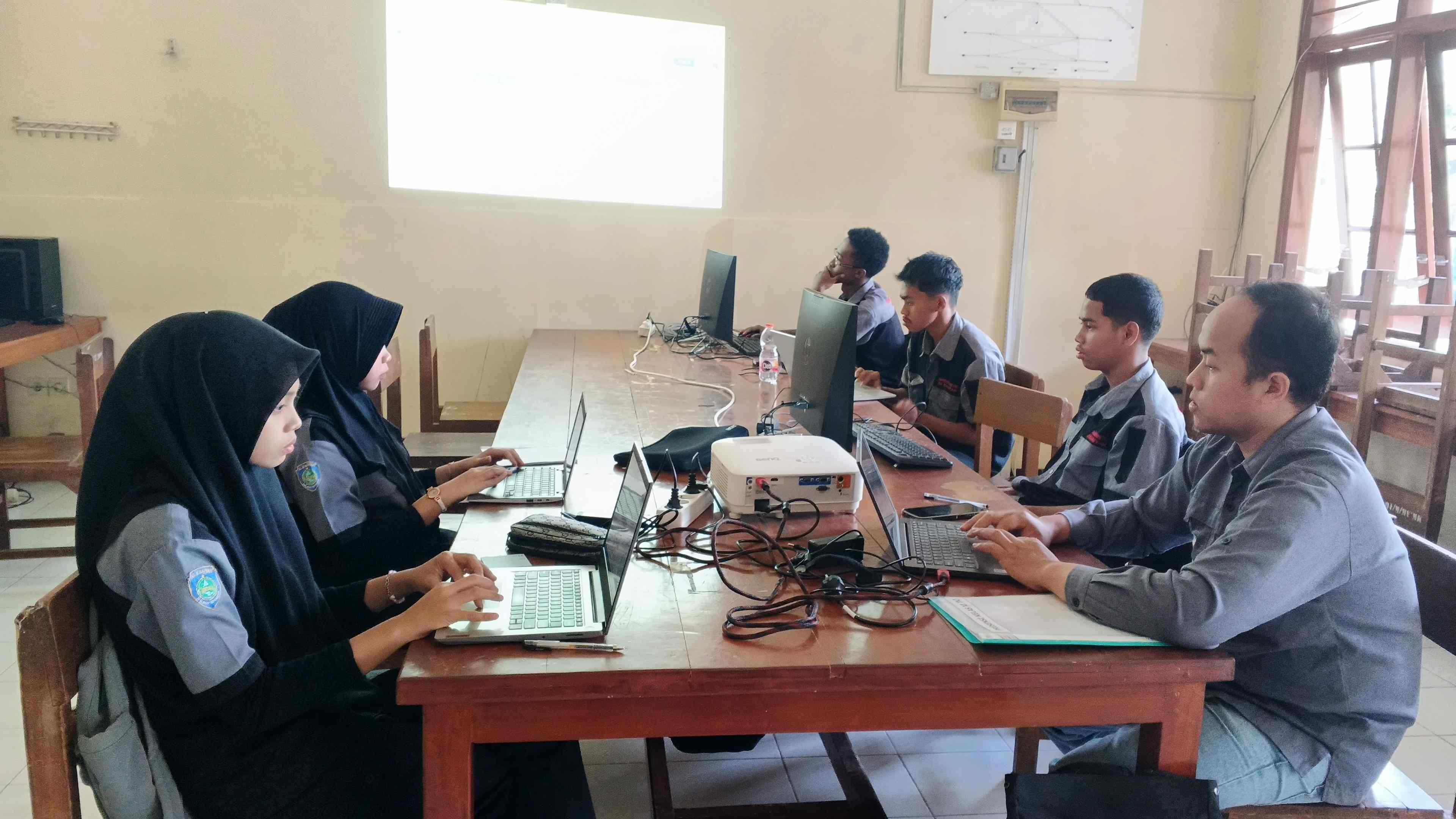 siswa smk belajar coding
