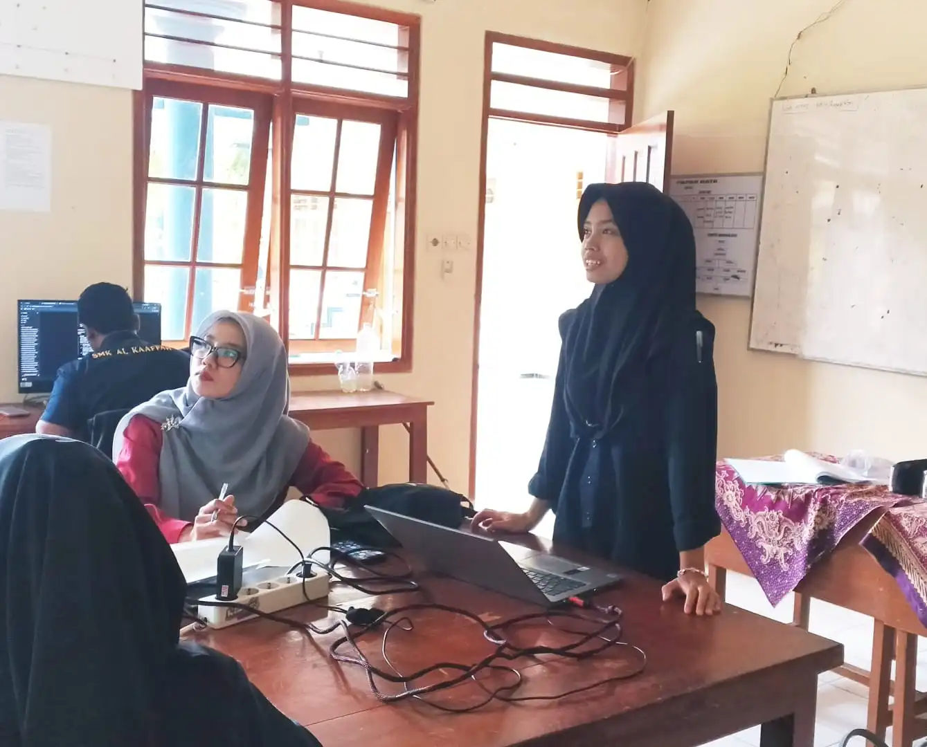 Dari Riset UMKM ke Desain: Balqis Belajar Membuat Mockup untuk Bisnis Nyata
