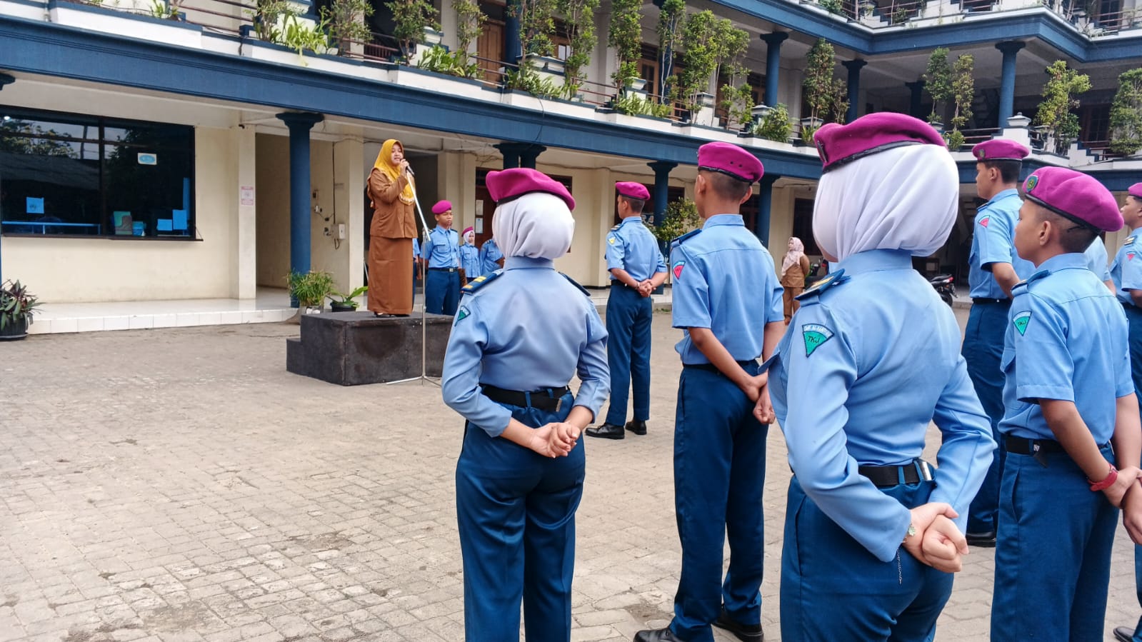 Belajar Bijak Menjalankan Aturan, Pesan Bu Fitri dalam Upacara Senin SMK Al Kaaffah
